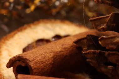 Noel zamanı evin ve bahçenin etrafında bulunan kumaşlar.