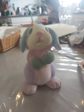 Evin etrafında paskalya resmi var.