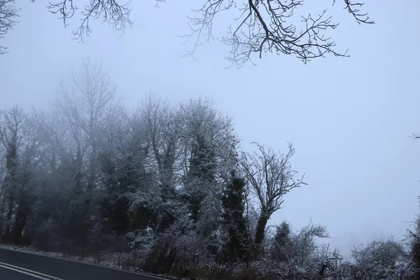 雪和霜冻覆盖了窗外冰封的英国风景 — 图库照片