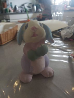 Evin etrafında paskalya resmi var.