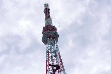 Mavi gökyüzü arka planında büyük bir anten.