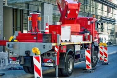 MUNİK, Almanya - 15 Eylül 2018: İnşaat işçileri için bir kamyon gökdelenlerin camlarını temizliyor.