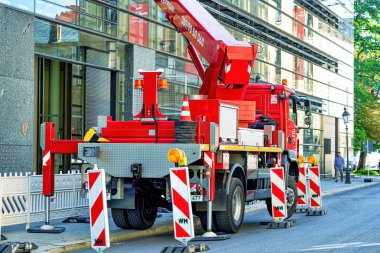 MUNİK, Almanya - 15 Eylül 2018: İnşaat işçileri için bir kamyon gökdelenlerin camlarını temizliyor.