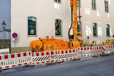 MÜZİK, ALMANY - 15 Eylül 2018: bir şehrin caddesindeki ev duvarını onarmak. Tamir için özel makineler.
