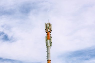 Mavi gökyüzünün arka planında bir hücresel anten.