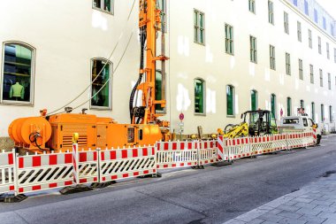 MÜZİK, ALMANY - 15 Eylül 2018: bir şehrin caddesindeki ev duvarını onarmak. Tamir için özel makineler.