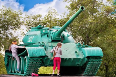 CHERNOGORSK, RUSSIA - 5 Temmuz 2018: içinde çocuklar olan bir askeri tank.