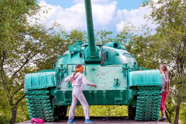 CHERNOGORSK, RUSSIA - 5 Temmuz 2018: içinde çocuklar olan bir askeri tank.