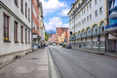 FUSSEN, GERMANY - 18 Eylül 2018: Sonbaharda Alplerin ve eski bir Alman şehrinin harika bir manzarası.
