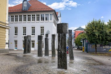 FUSSEN, ALMANY - 18 Eylül 2018: sonbaharda eski Alman Alpleri 'nin harika bir manzarası. Yaratıcı taş sütunlar çeşmeleri.