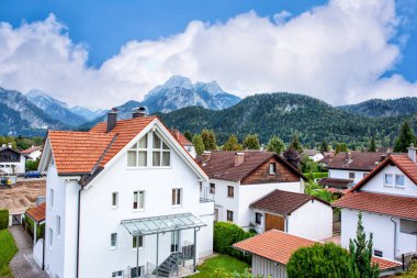 Alpler ve eski bir Alman şehri mavi gökyüzünün altındaki dağların arka planında harika bir manzara..
