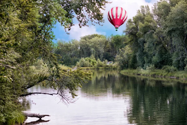 Krásná Krajina Řeky Obklopená Stromy Horkovzdušným Balónem Slunečného Letního Dne — Stock fotografie