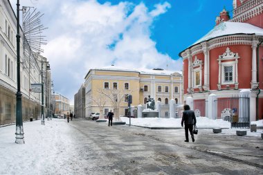 Moskova, Rusya - 15 Ocak 2021: Moskova 'da kışın eski bir kilise Noel için dekore edildi.