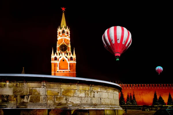 Splended View Moscow Kremlin Spasskaya Tower Two Hot Air Balloons — Stock Photo, Image