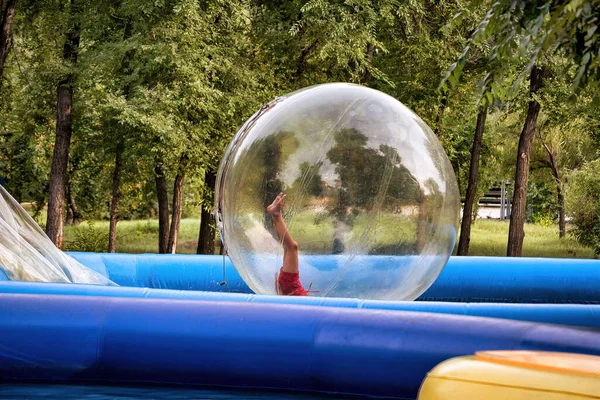 Eine Wasserwanderkugel Spielende Kinder — Stockfoto