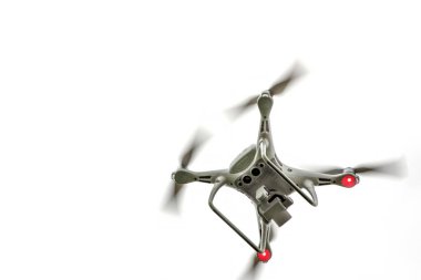  Arka planda beyaz bir dron uçuyor..