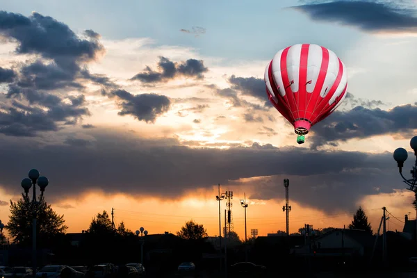 Balão Quente Vermelho Branco Fundo Pôr Sol Brilhante — Fotografia de Stock