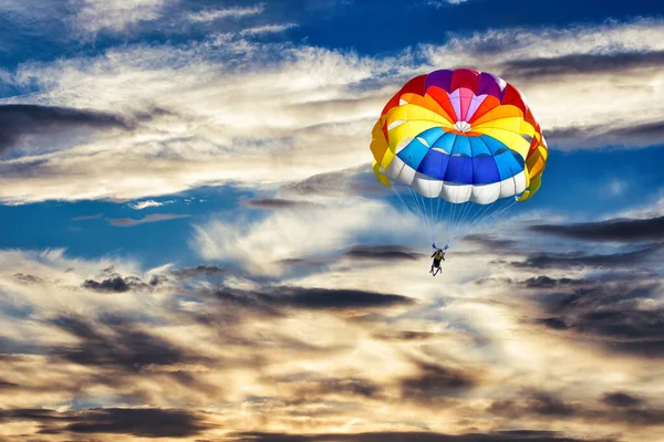 Uma Mulher Está Deslizando Com Paraquedas Fundo Pôr Sol — Fotografia de Stock