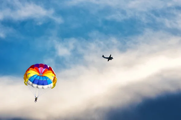 Skärmflygning Med Hjälp Fallskärm Bakgrunden Blå Molnig Himmel — Stockfoto