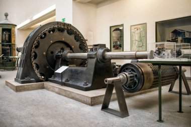 Münih, Almanya - 14 Eylül 2018: Alman Müzesi 'ndeki ilk üç aşamalı güç iletimi için bir jeneratör. 