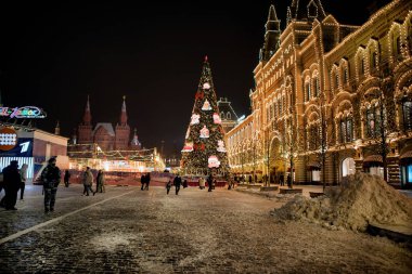 Moskova, Rusya - 15 Ocak 2021: Moskova GUM ticaret merkezi ve Kızıl Meydan 'daki alışveriş merkezi Noel' de aydınlandı.
