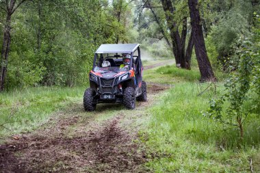 Abakan, Rusya - 8 Temmuz 2019: Ormanda yüksek hızda giden bir dörtlü bisiklet.