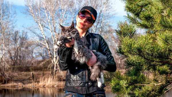 Eine Frau Hält Herbst Wald Ein Riesiges Maine Coon Kätzchen — Stockfoto