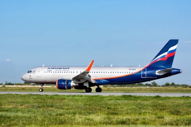 Abakan, Rusya - 08 Ağustos 2020: büyük gümüş mavisi bir Aeroflot jeti havaalanından kalkmaya hazır.
