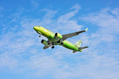 Abakan, Rusya - 08 Ağustos 2020: Bulutlu mavi gökyüzünün arka planında büyük sarı bir S7 jeti havalanacak.