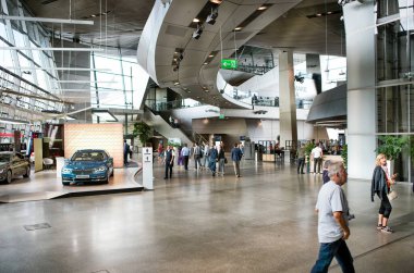 Münih, Almanya - 14 Eylül 2018: BMW merkezindeki BMW otomobil galerisi.
