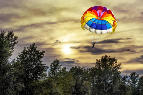 Man Gliding Parachute Background Sunset — Stock Photo, Image