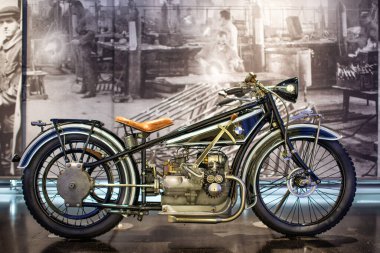 Münih, Almanya - 14 Eylül 2018: Galeride eski bir BMW motosiklet. BMW Müzesi.