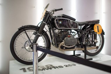 Münih, Almanya - 14 Eylül 2018: BMW Müzesi galerisinde eski bir BMW RS 255, 1938 motosiklet.