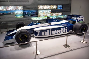 Münih, Almanya - 14 Eylül 2018: Münih BMW Welt Müzesi 'nde BMW Sauber Takımı' nın bir yarış arabası.