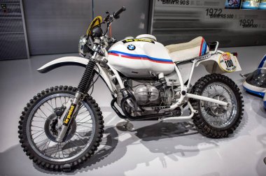 Münih, Almanya - 14 Eylül 2018: BMW Müzesi galerisinde bir BMW motosiklet.