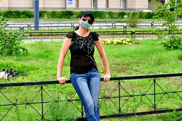 Girl Wearing Black Baseball Cap Sun Glasses Background Green Lawn — Stock Photo, Image