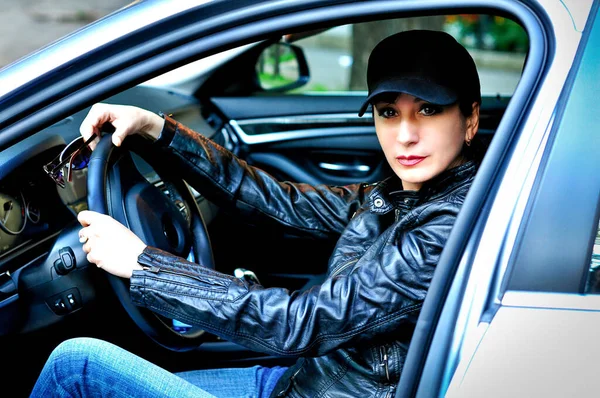 Dziewczyna Skórzanej Kurtce Siedząca Samochodzie Jako Kierowca Egzamin Prawo Jazdy — Zdjęcie stockowe