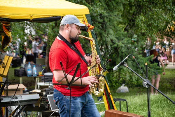 Abakan Rusland Juli 2019 Een Man Die Buiten Saxofoon Speelt — Stockfoto