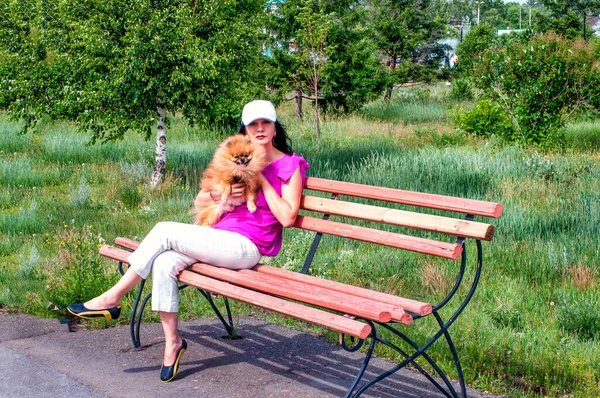 Μια Ωραία Νεαρή Γυναίκα Κάθεται Στον Πάγκο Ένα Πάρκο Σκυλί Royalty Free Φωτογραφίες Αρχείου