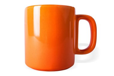 Beyaz arka planda turuncu bir kahve fincanı..