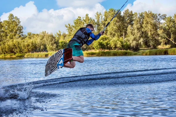 Abakan Ryssland Augusti 2018 Man Wakeboard Sjö Sommardagen Flytväst Mjukt — Stockfoto