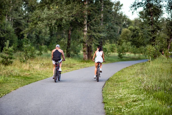 Ένας Άντρας Και Μια Γυναίκα Κάνουν Ποδήλατο Ένα Πάρκο Καλοκαίρι — Φωτογραφία Αρχείου