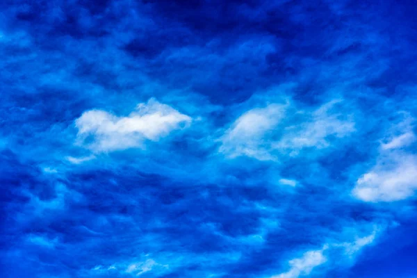 여름철 하늘은 푸르른 구름으로 — 스톡 사진