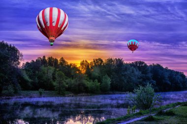 Sabahın erken saatlerinde sıcak hava balonları ile nehrin üzerinde güzel bir gün doğumu..