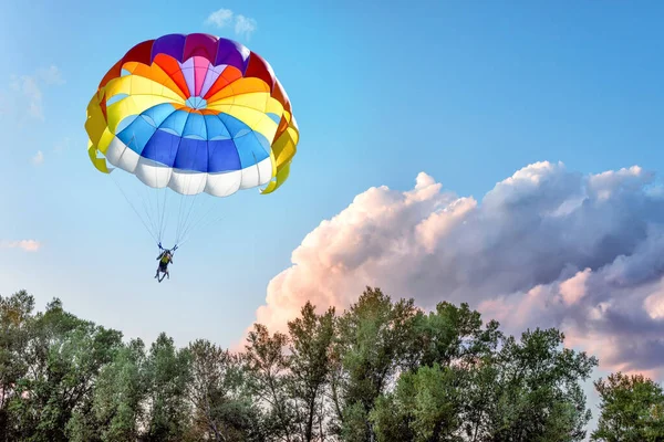 Man Gliding Parachute Green Trees Blue Cloudy Sky Recreational Activity — Stock Photo, Image