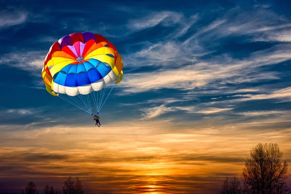 Glider Med Fallskärm Bakgrunden Ljus Solnedgång — Stockfoto