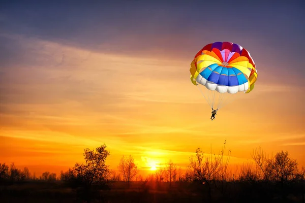 Gleitschirmfliegen Mit Einem Fallschirm Vor Dem Hintergrund Des Sonnenuntergangs — Stockfoto