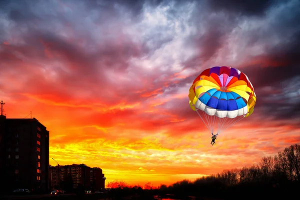 Paragliding Padákem Pozadí Západu Slunce — Stock fotografie