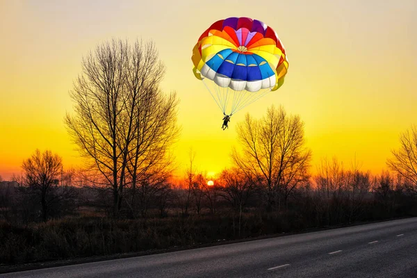 Paralotniarstwo Spadochronem Tle Jasnego Zachodu Słońca — Zdjęcie stockowe