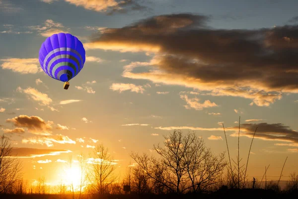 Μπλε Αερόστατο Θερμού Αέρα Στο Φόντο Του Φωτεινό Κόκκινο Ηλιοβασίλεμα — Φωτογραφία Αρχείου